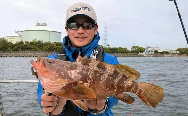 「ボートシーバス釣り大会で70cm級を揃えて優勝！ヘビーウェイトのバイブレーションが的中」の画像
