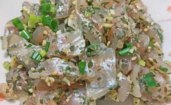 「木更津港のサビキ釣りでラスト1時間にアジ回遊！【千葉】悪天候を耐えて本命4尾確保」の画像