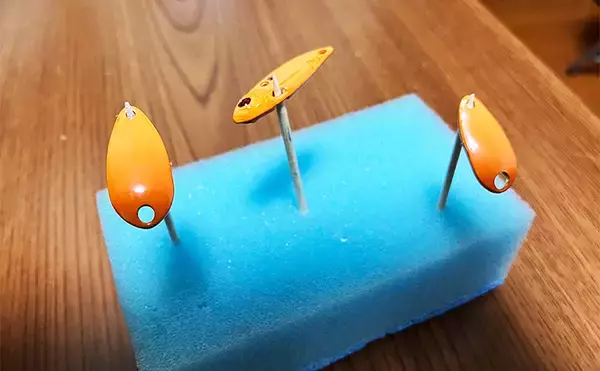 「「全てダイソー製品！」 100均ルアーをマジック直塗り＆UV硬化のお手軽カスタムしてみた」の画像