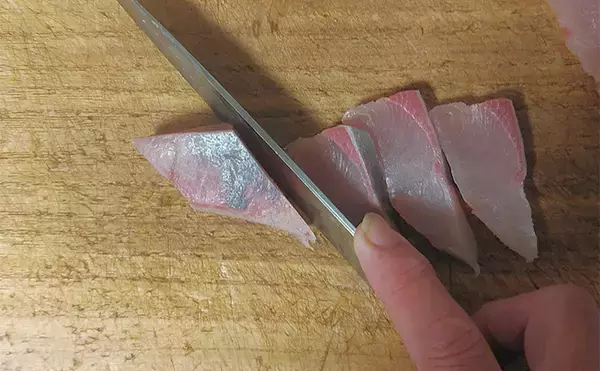 「釣った魚で作る「うまさ倍増」レシピ：ネリゴのネズ和え　マヨネーズで味変を」の画像