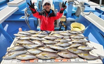 42cm頭に良型イサキ釣る人32匹！大山沖イサキ釣り加速中【船釣り最新情報10選・愛知】
