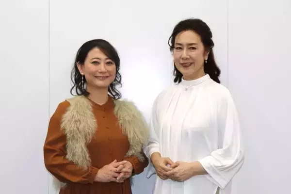 「名取裕子「“ぜひ友近さんと”とお願いして」友近「名取さんとコンビでやっていきたい」2時間サスペンスを愛する2人が念願のW主演『テレビショッピングの女王 青池春香の事件チャンネル』【インタビュー】」の画像