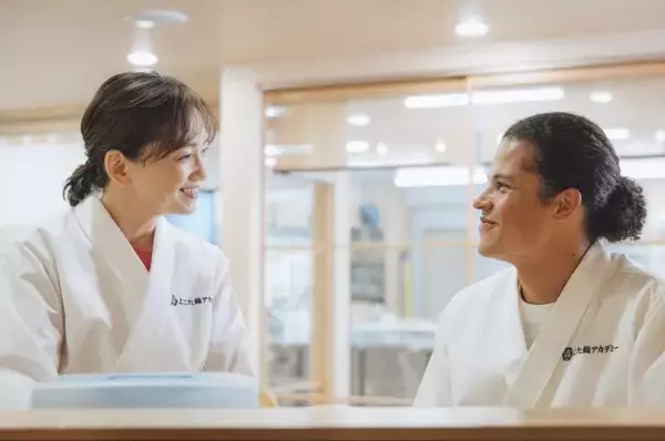 「「時すでにおスシ!?」“みなと”永作博美の亡き夫への後悔に「涙した」 “大江戸先生”松山ケンイチと「大人の恋愛でいい雰囲気」」の画像