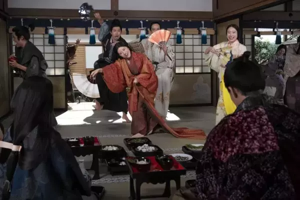 「豊臣兄弟！」第26回「信長を笑わせろ！」　人間ドラマと華やかなエンターテインメントが一体になった大河ドラマならではのエピソード【大河ドラマコラム】