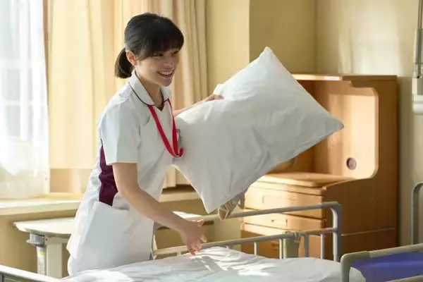 「岸井ゆきの「『死』をポジティブに捉えることで、人生を前向きに考えられる」患者の最期をみとる看護師役を通して芽生えた死生観「お別れホスピタル２」【インタビュー】」の画像