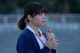 「岸井ゆきの「『死』をポジティブに捉えることで、人生を前向きに考えられる」患者の最期をみとる看護師役を通して芽生えた死生観「お別れホスピタル２」【インタビュー】」の画像3