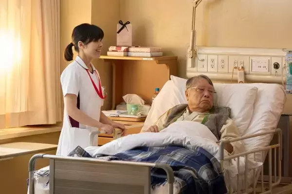 「岸井ゆきの「『死』をポジティブに捉えることで、人生を前向きに考えられる」患者の最期をみとる看護師役を通して芽生えた死生観「お別れホスピタル２」【インタビュー】」の画像