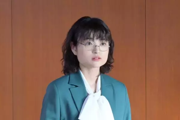 「スクープのたまご」“日向子”奥山葵がインタビューの現場で動揺 「イケメン実業家が連続不審死事件の犯人!?」「思わず叫んだ」