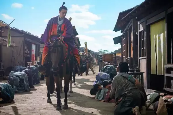 「「豊臣兄弟！」第1回「二匹の猿」豊臣秀長、秀吉、織田信長　新味を感じさせる主要人物の初登場【大河ドラマコラム】」の画像