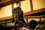 「小栗旬「織田信長は、気づいたら“破壊神”になっていた」“本能寺の変”迫る！【大河ドラマ「豊臣兄弟！」インタビュー】」の画像2