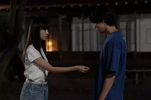 「「ひと夏の共犯者」ラストの月夜のシーンに「2人の心が美し過ぎる」 「“巧巳”橋本将生が“眞希”恒松祐里を抱き締める姿が泣けた」」の画像