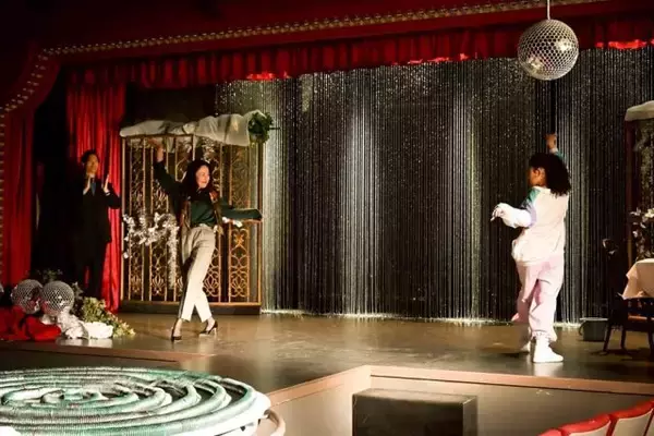 「「もしもこの世が舞台なら、楽屋はどこにあるのだろう」「豪華な俳優陣が誰一人として暇じゃない群像劇」「二階堂ふみのマイケル・ジャクソンが本番でも見られるかも」」の画像