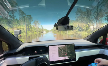 Tesla Model Xの「ボートモード」でハリケーンから避難