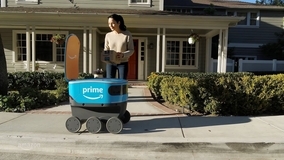 Amazon、路上宅配ロボット「Amazon Scout」をテスト中