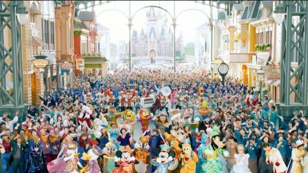 Tdr 開園前のtdlでミッキーたちが楽しくcm撮影 35周年cmのメイキング映像が公開 18年3月14日 エキサイトニュース