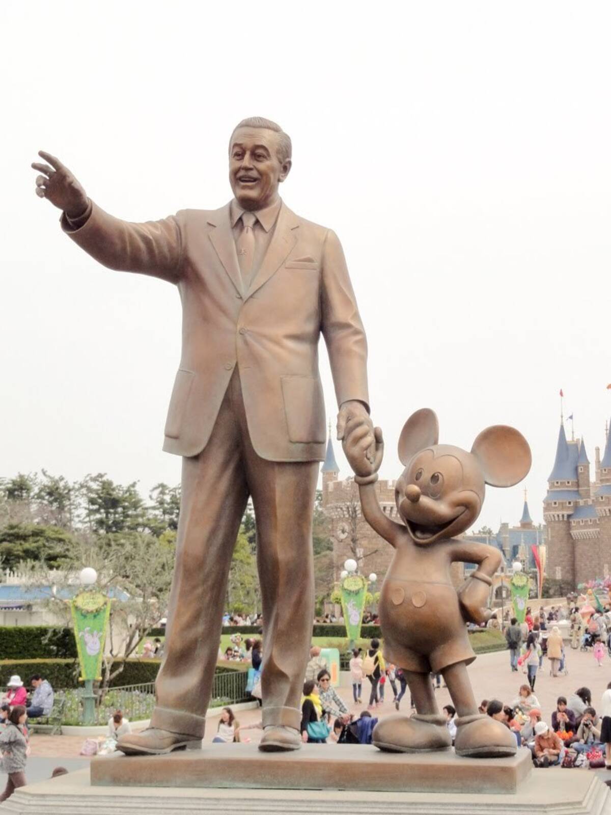 Tdl パートナーズ像 にまつわる3つの物語 シンデレラ城を背に立つウォルト ディズニーとミッキーマウスの銅像 14年12月15日 エキサイトニュース 3 7