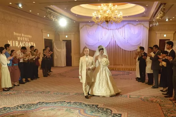 ディズニー結婚式 憧れのtdr婚 フェアリーテイル ウェディング の予算は 豪華なオプションも一挙紹介 16年7月7日 エキサイトニュース ディズニー結婚式 憧れのtdr婚 フェアリーテイル ウェディング の予算は 豪華なオプションも一挙紹介 16年7月7日 エキサイトニュース