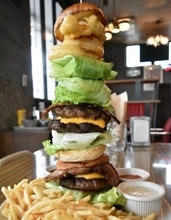 【ハンバーガー】2ポンド＆30cm超！巨大すぎる「タワーバーガー」実食レポ【デモデダイナー】
