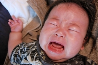 寝ない赤ちゃん“泣かせても問題なし”と判明! ママのストレスも和らぐ『睡眠トレーニング法』