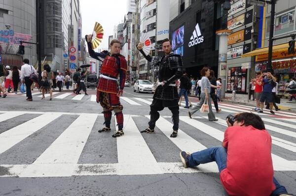 戦国武将になりきって 渋谷にいざ出陣 甲冑コスプレ の写真 渋谷の街を背景に撮ります 16年8月21日 エキサイトニュース