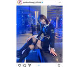「AKB48・柏木由紀、クロスした網タイツ美脚をセクシーに披露！」の画像1