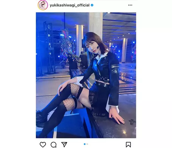 「AKB48・柏木由紀、クロスした網タイツ美脚をセクシーに披露！」の画像