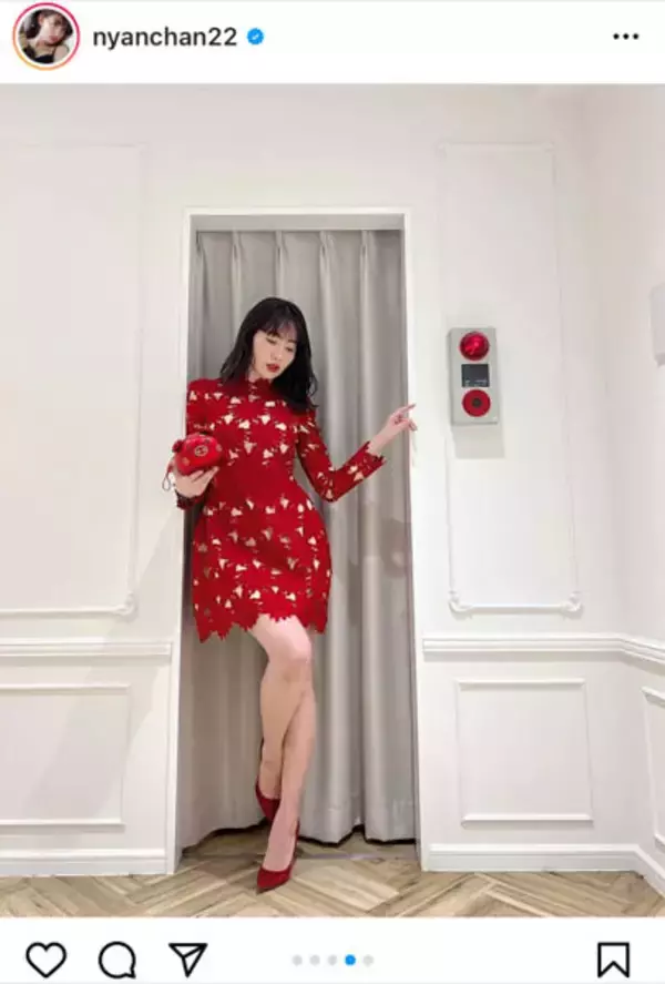 「小嶋陽菜、春節祝うミニ丈赤ドレスで透明美脚披露」の画像