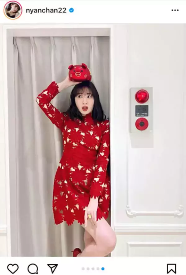 「小嶋陽菜、春節祝うミニ丈赤ドレスで透明美脚披露」の画像