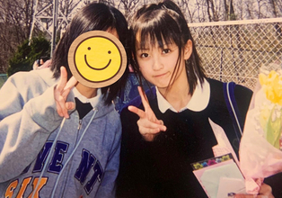 小松彩夏、20年前の中学卒業式写真を公開