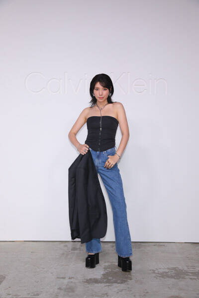 仲里依紗、肩出しチューブトップの大胆衣装で登場！〈Calvin Klein グローバルイベント in TOKYO〉