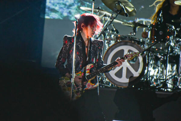 SUGIZO、メロディアスなギターサウンドが響き渡る圧巻のパフォーマンスでオーディエンスを圧倒！〈PEACE STOCK 78’ HIROSHIMA 2023〉