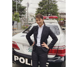 石川恋、スーツ着こなす刑事姿で満面笑みのオフショット公開