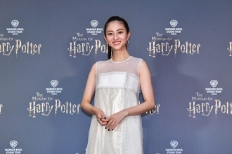 堀田茜、白のシースルー衣装で美肩チラリ「ハリー・ポッター」スタジオツアー東京のレッドカーペットイベントに登場