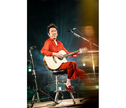 布袋寅泰、「ギタージャンボリー」初日大トリに登場！真紅のステージ衣装で『POISON』披露＜ギタージャンボリー2022＞