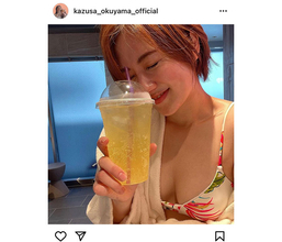 奥山かずさ、美谷間に釘付けにされるはだけガウンショット大公開！