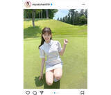 「渡辺美優紀、ミニ丈ゴルフウェアで美脚チラリ！」の画像1
