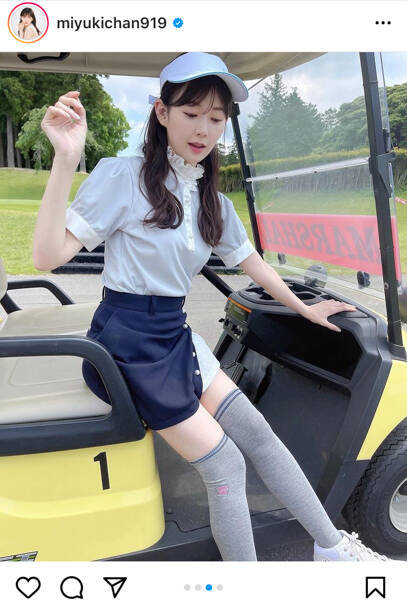 渡辺美優紀、ミニ丈ゴルフウェアで美脚チラリ！