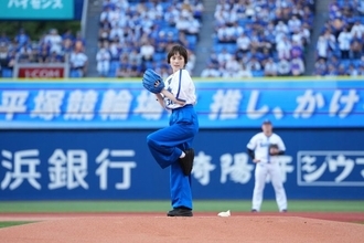 筧美和子、「305」（みわこ）のベイスターズユニフォームで始球式に登場！「一番いい球が投げられた」