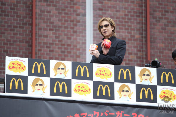 X JAPAN・YOSHIKIが新宿に登場！ 「てりやきマックバーガー」にムチャぶり？！「マクドナルドの活躍にはまだまだ及ばないが僕も世界で活躍したい。」