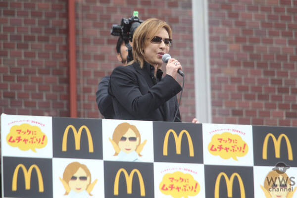 X JAPAN・YOSHIKIが新宿に登場！ 「てりやきマックバーガー」にムチャぶり？！「マクドナルドの活躍にはまだまだ及ばないが僕も世界で活躍したい。」