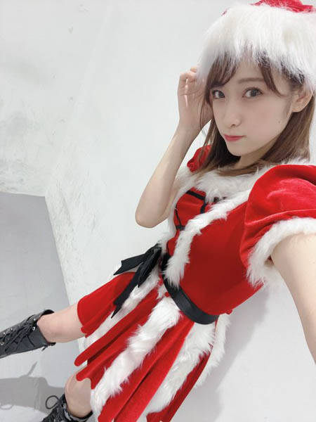 AKB48 向井地美音ら15期生がサンタコス写真を続々投稿！込山榛香は「もう何も着てないも同然サンタ」！？