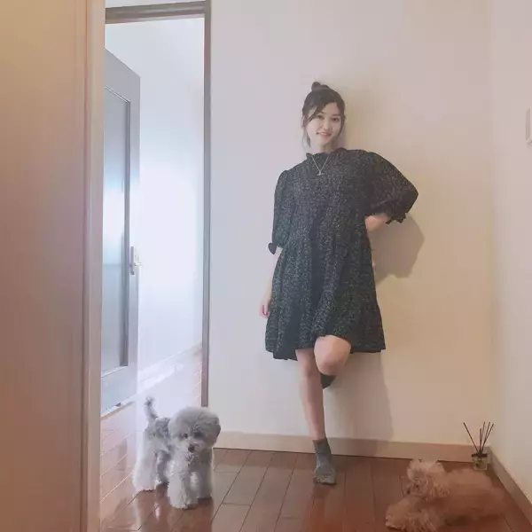 「SKE48 平田詩奈、自宅でのミニワンピコーデを紹介「スタイル良すぎ」「可愛いが溢れてます」」の画像