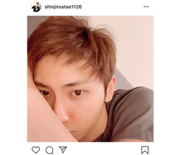 AAA 與真司郎、深夜の添い寝ショットに歓喜の声！「夜中にイケメンはずるい」「ドアップ感謝」