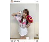 「NMB48 白間美瑠、ピンクのストライプユニフォームで阪神VS中日戦の始球式に登場！」の画像1