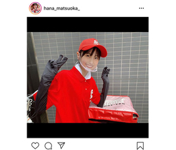 HKT48 松岡はな、「出前館」の真っ赤なユニフォームで笑顔もお届け！「世界一かわいい配達員さん」「嬉しすぎて溶けちゃう」