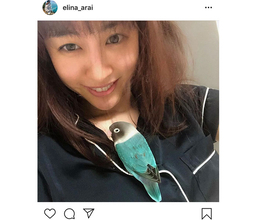 新井恵理那、すっぴんで愛鳥とのプライベートショットを公開！