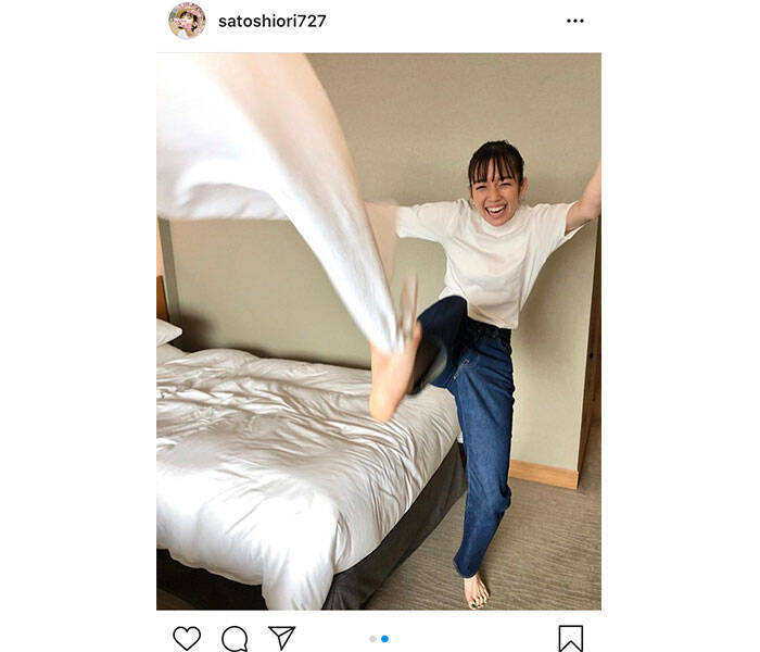 佐藤栞里 タオルを思いっきり蹴り上げるアクティブショット公開 元気良くて楽しそう やんちゃ娘ですねっ 年9月22日 エキサイトニュース