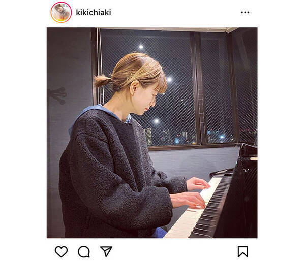 伊藤千晃 ポロロン と奏でるピアノを弾く姿に反響 夜景もふくめて素敵です 21年2月24日 エキサイトニュース