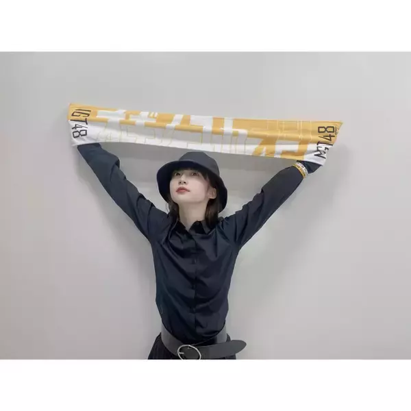 NGT48 荻野由佳、メンバーカラーの新グッズを紹介！「忘れずに買いました！！」