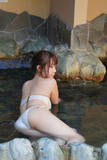 「伊織もえ、温泉で魅せる美尻ラインにドキドキ！」の画像2